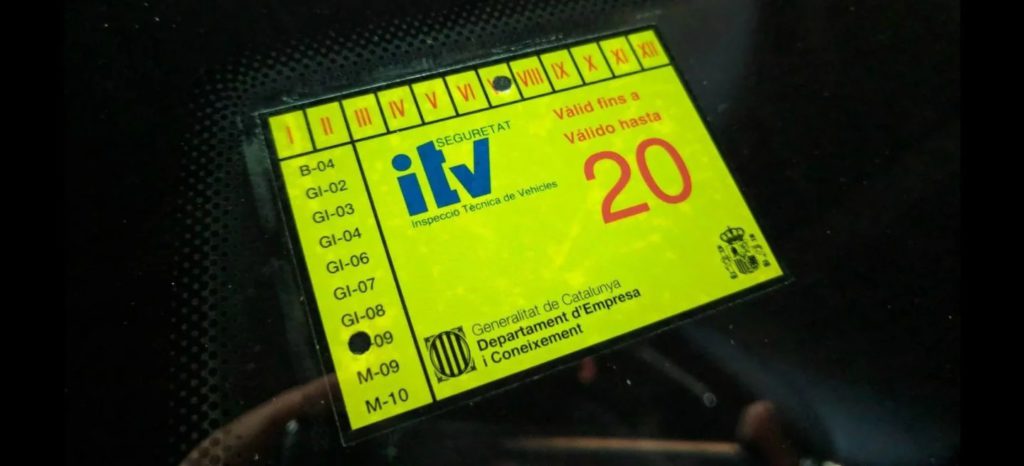 ¿Sabías que pueden multarte por no llevar la pegatina de la ITV?
