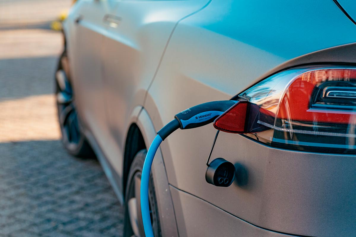 Nuevas señales de la DGT para conductores de coches eléctricos.